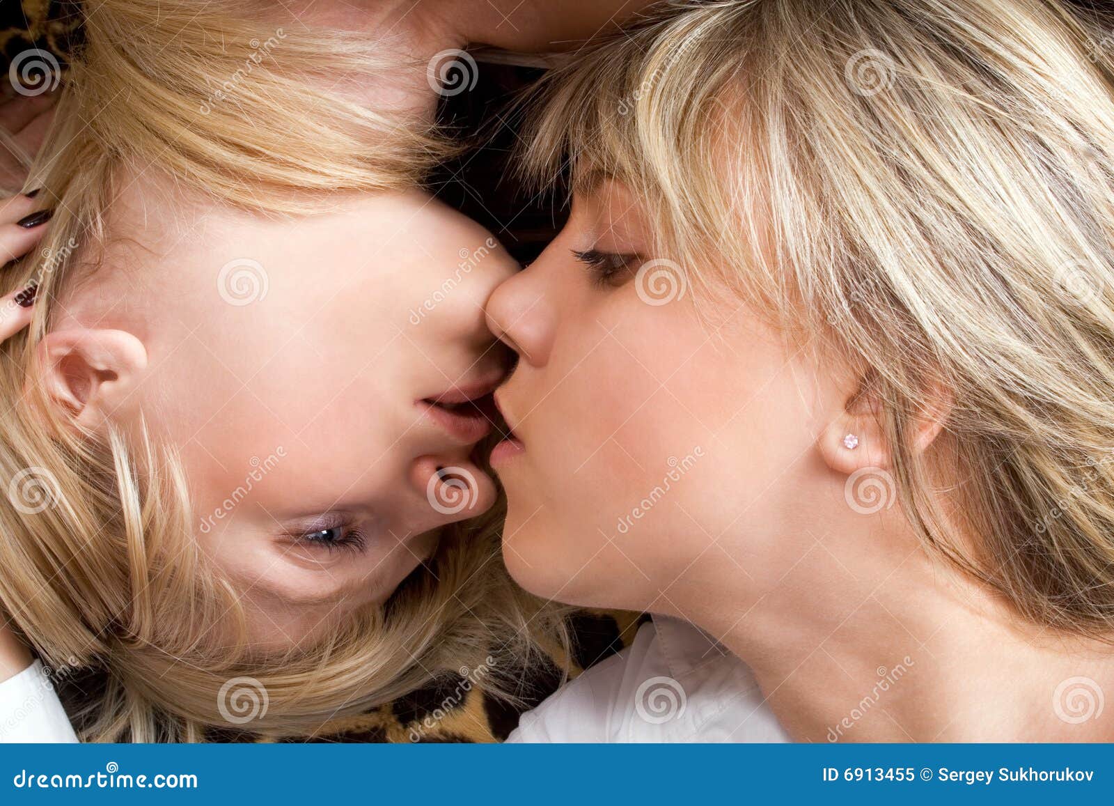 Two Young Attractive Lesbians Kissing Stock Photos