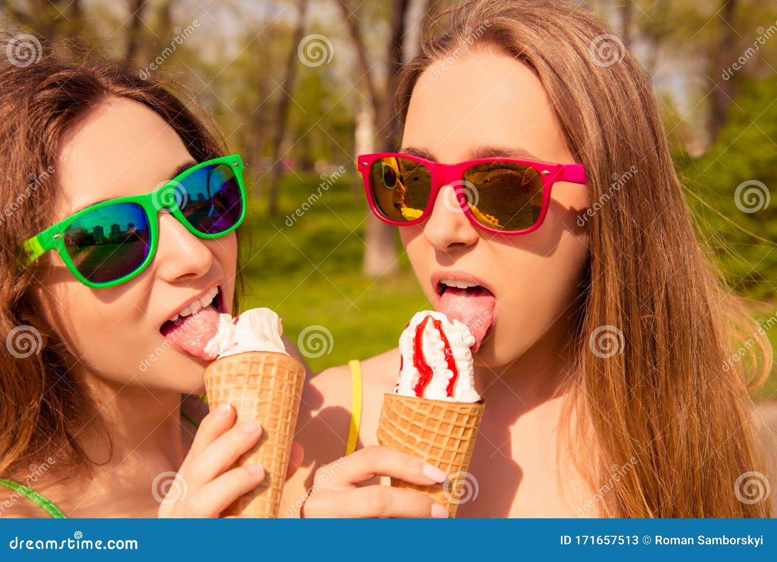 Two girls lick. Мороженое для женщин. Две девушки лижут мороженое. Девушка облизывает мороженое. Девушка лижет мороженое.