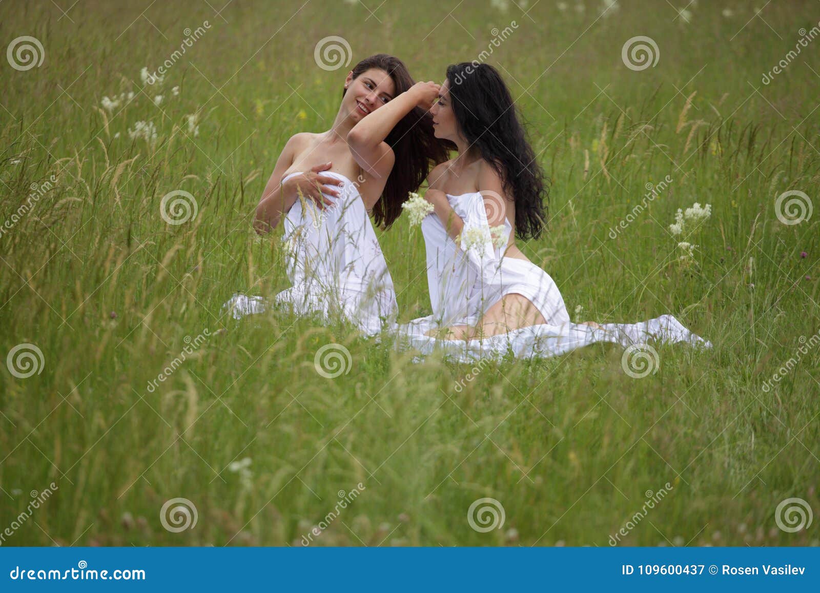 Hjemland Jernbanestation biord Portrait of Two Woman in Nature. Stock Image - Image of outdoor,  friendship: 109600437