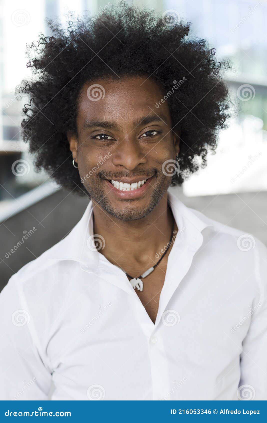 Visage De Femme Africaine Rétro Des Années 90 Avec Une Coiffure À