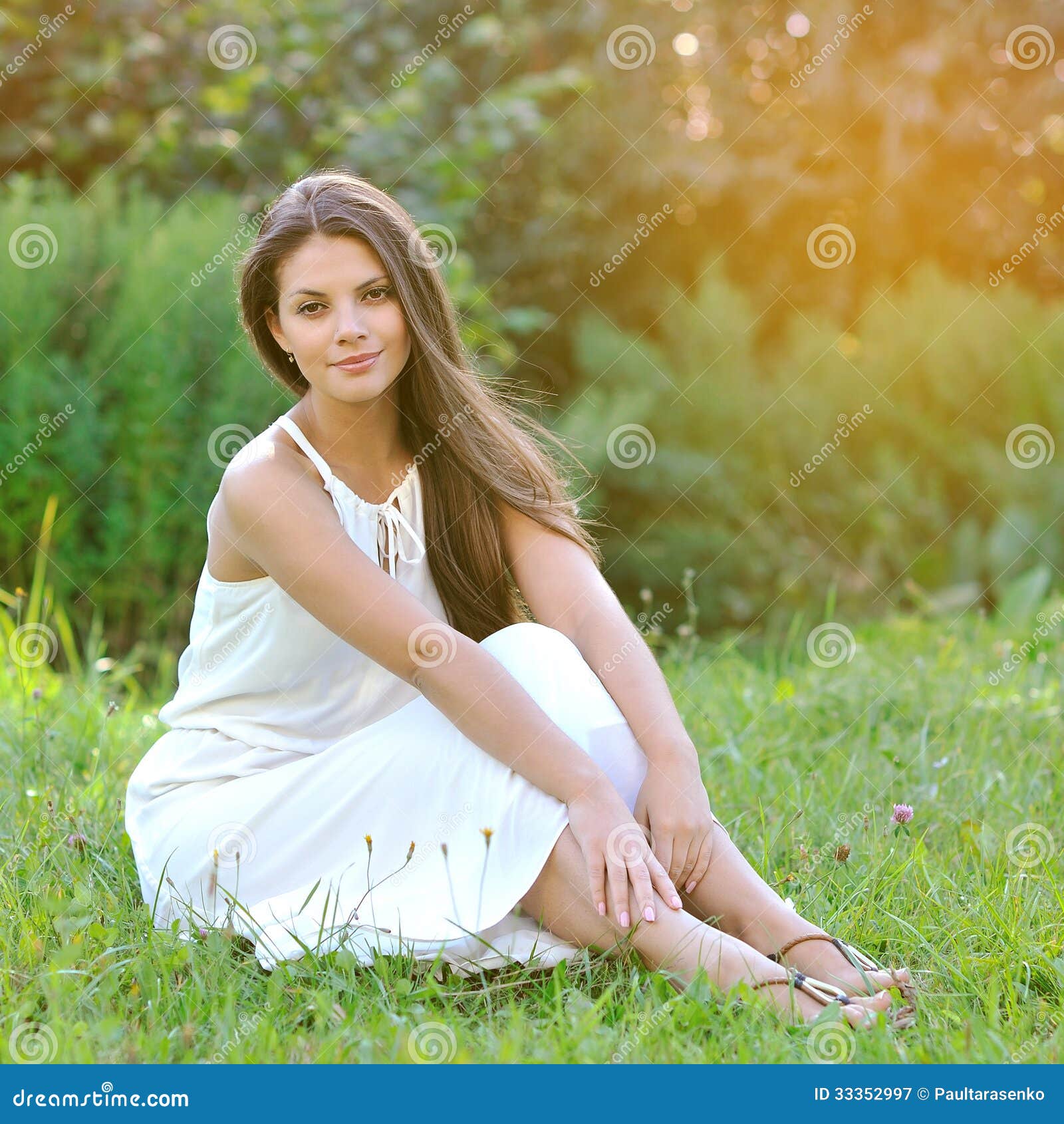 jungle ingeniør Indien Portrait of Young Beautiful Woman on the Nature Stock Image - Image of  caucasian, adult: 33352997