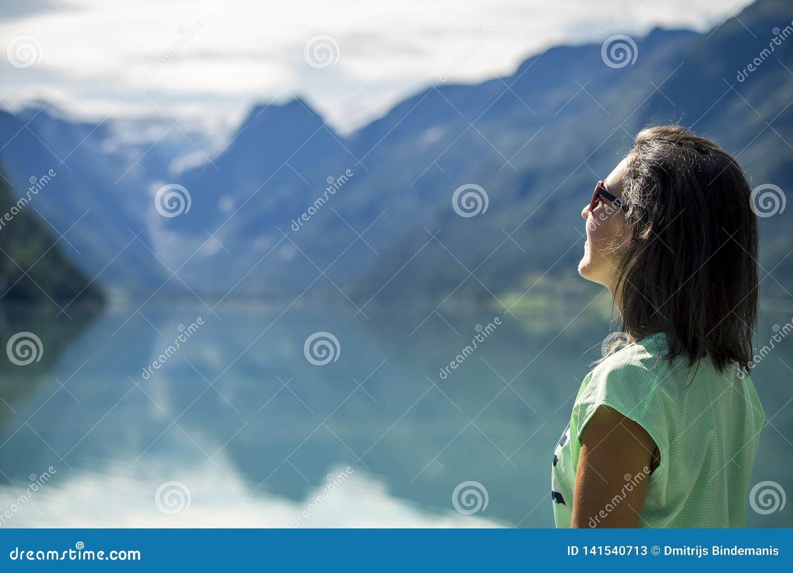 https://thumbs.dreamstime.com/z/portrait-young-beautiful-woman-standing-near-mountain-lake-norway-sunny-day-close-up-portrait-young-beautiful-woman-141540713.jpg