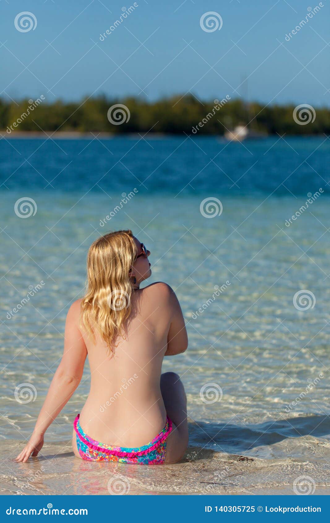 Girl nude beach 