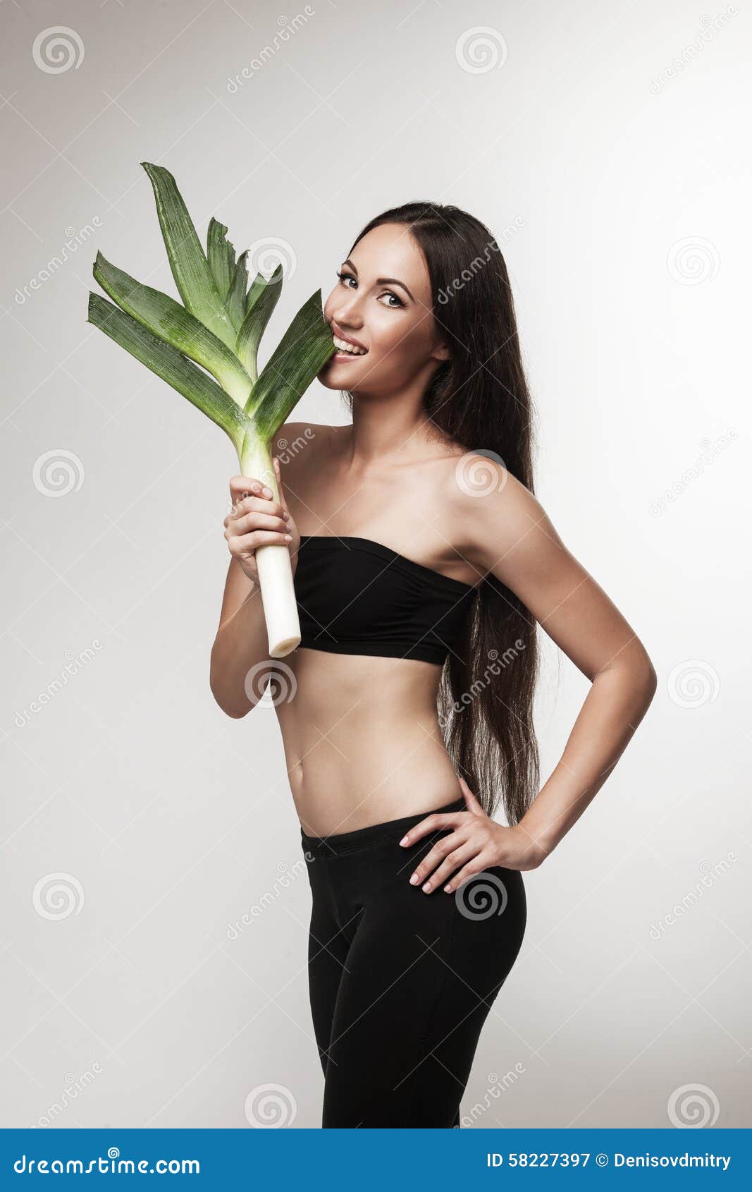 Lifestyle portrait of fitness pretty young woman wearing grey