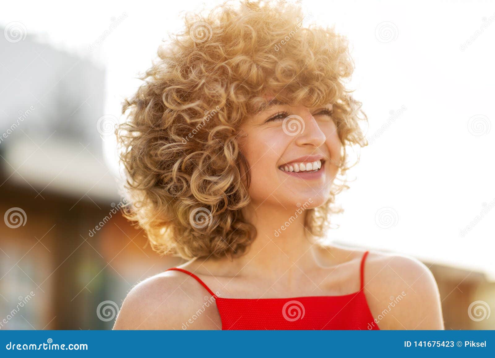 Curly hair on blond woman - wide 8