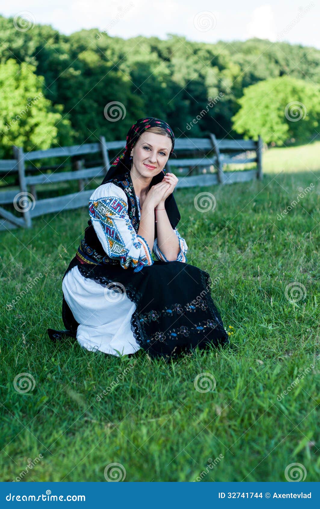 https://thumbs.dreamstime.com/z/portrait-young-woman-posing-romanian-traditional-beautiful-costume-32741744.jpg