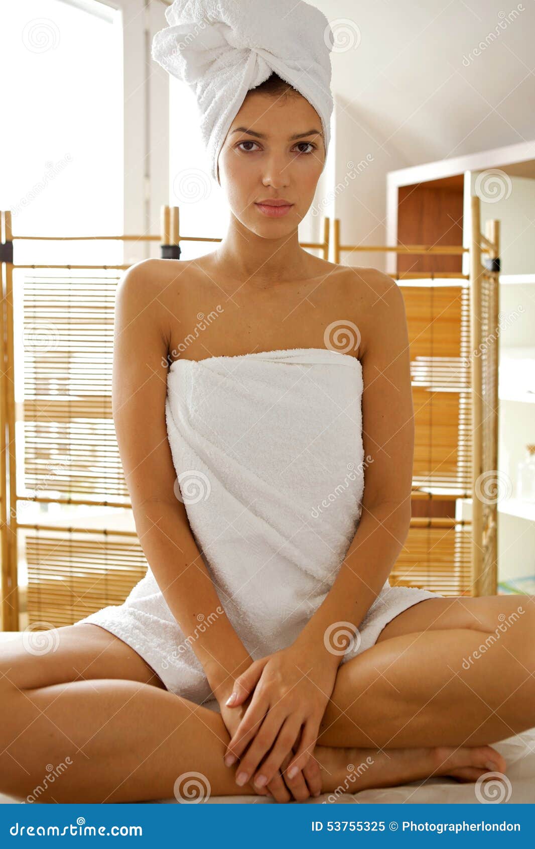 Ходит в полотенце. Женщины завёрнутые в полотенце. Девушка завернутая в полотенце. Азиатская девушка в полотенце. Девушка обернутая в полотенце.