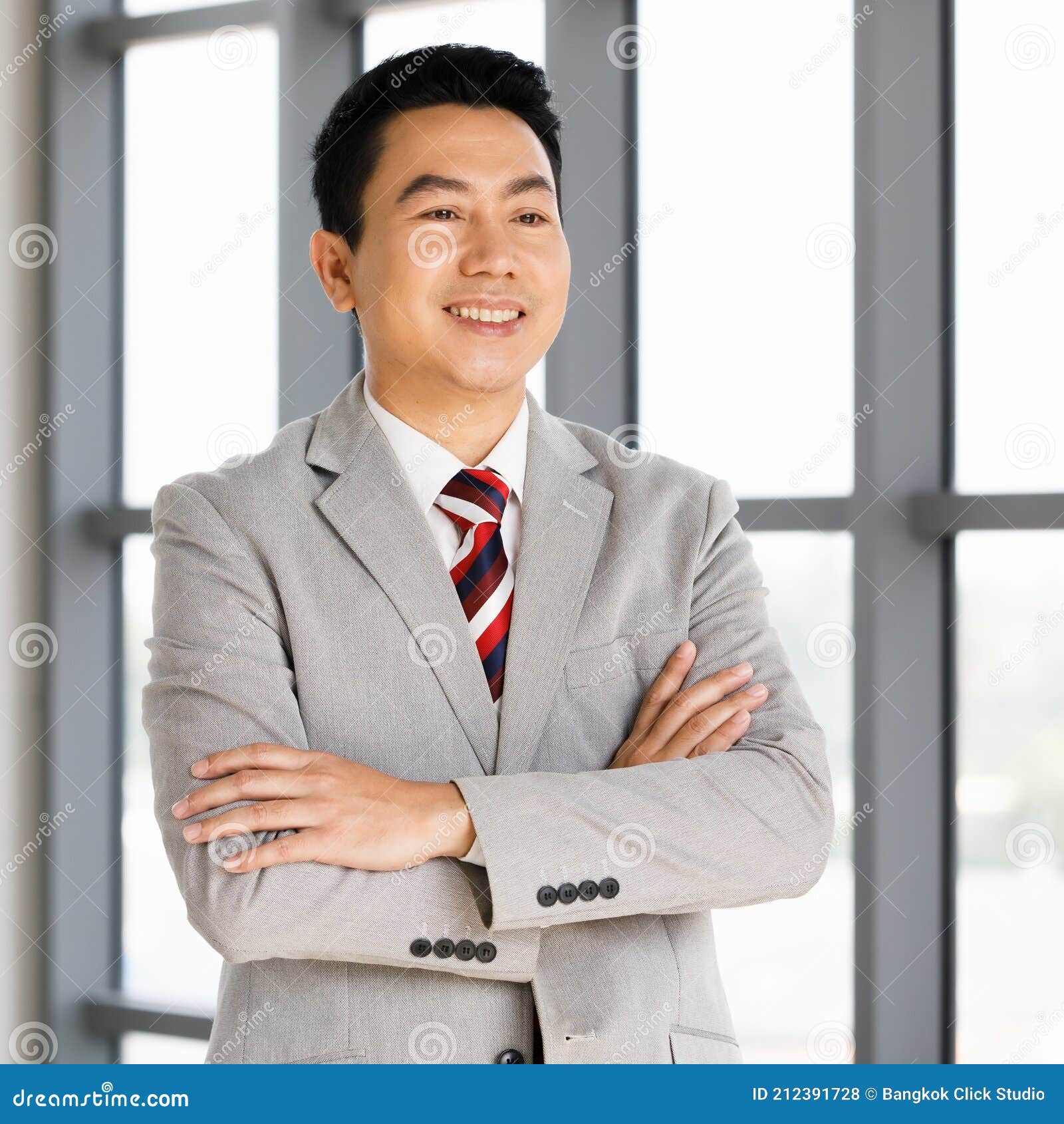 portrat of businessman in suit posing in office whti self confident