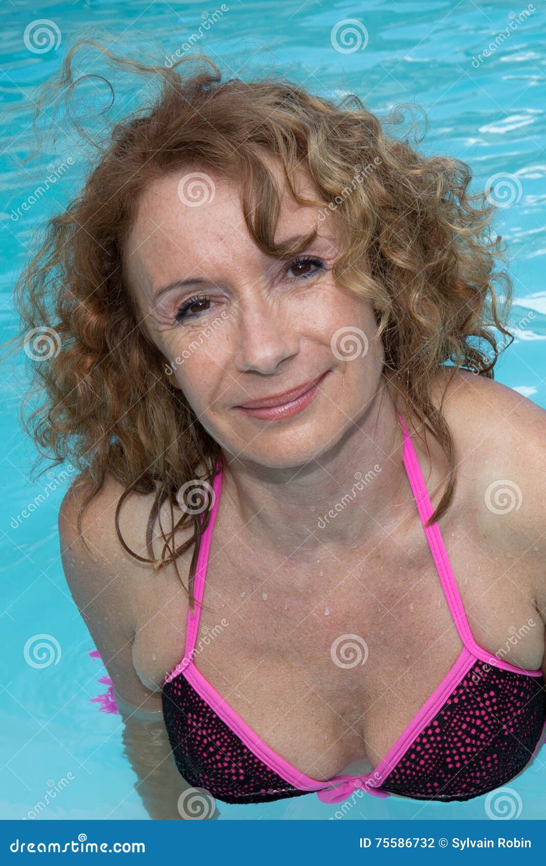 Toerist microfoon Weigeren Portret Aantrekkelijke Rijpe Vrouw in Bikini Stock Foto - Image of wapens,  ontspannen: 75586732