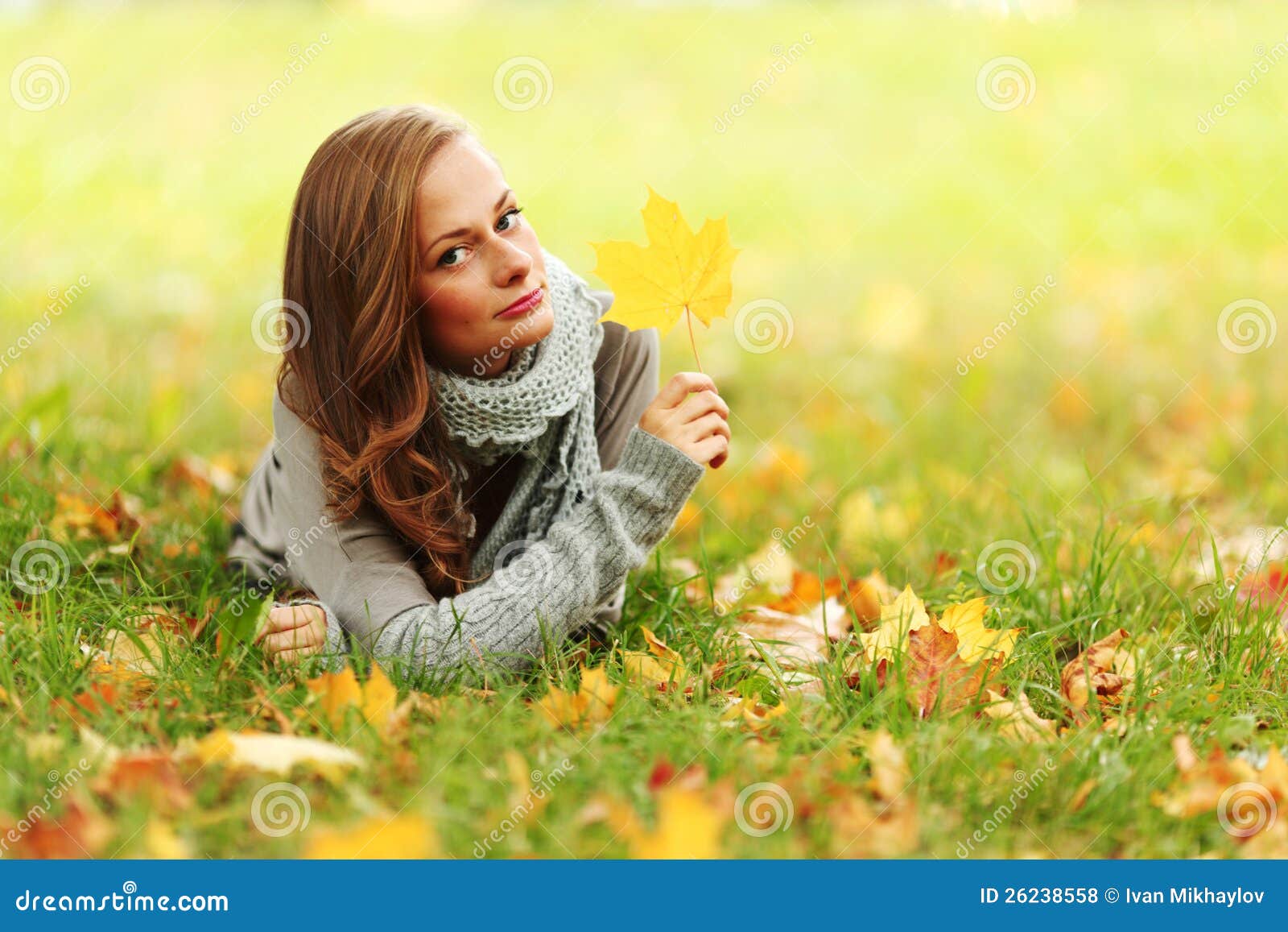 Portret de la mujer en hoja del otoño. Portret de la mujer en cierre de la hoja del otoño para arriba