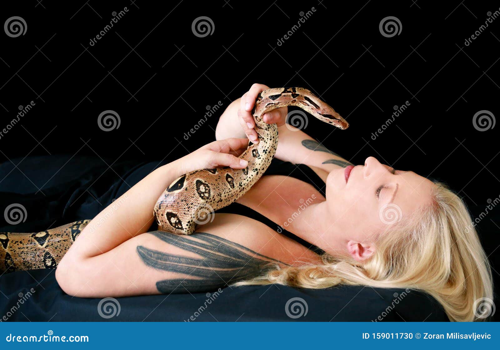 Держать змею в руках. Девушка держит змею. Девушка держит змею в руках. Змея красавица. Девушка держит змею в руках фото.
