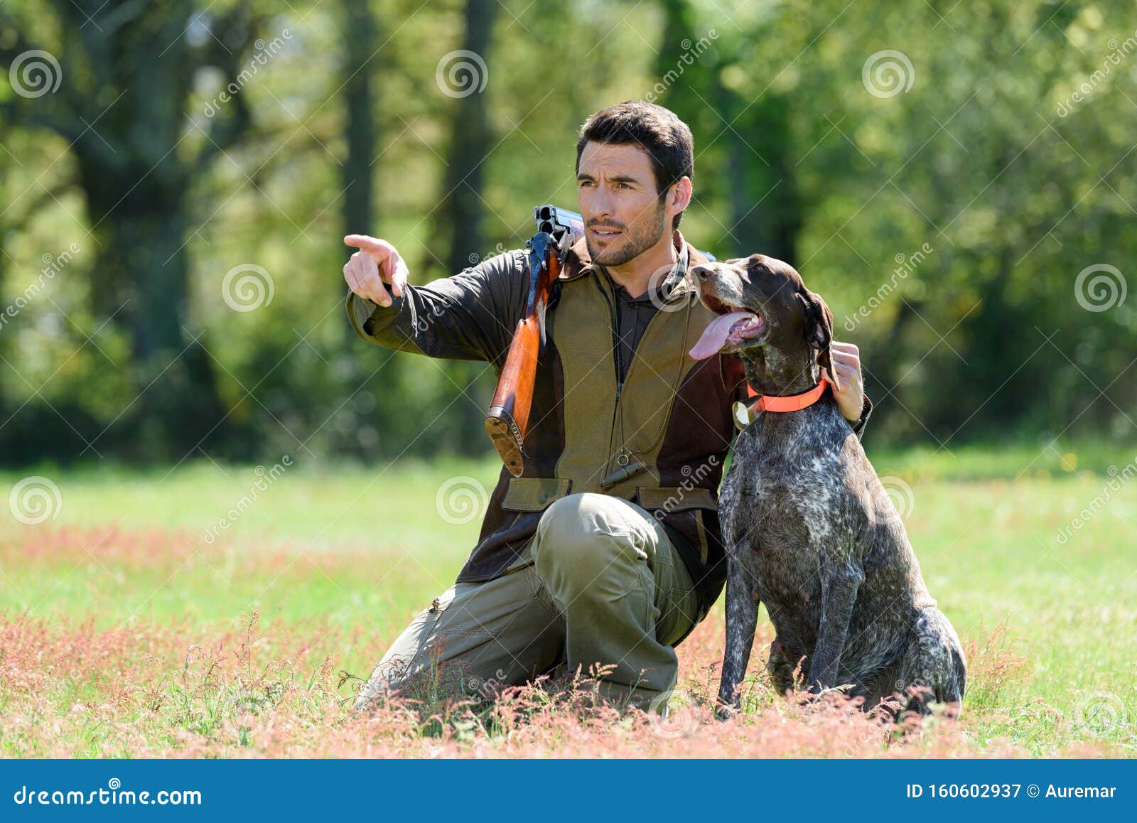 Portret Jager Met Hond Stock Afbeelding. Image Of Open - 160602937