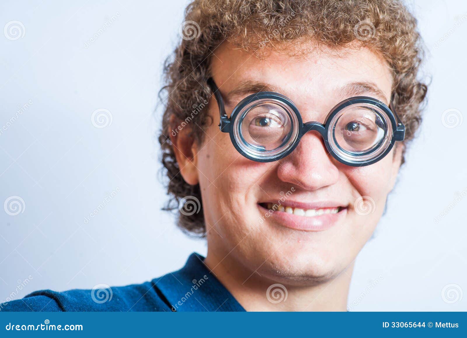Мальчик с большими очками. Кудрявый в очках. Кудрявый мальчик в очках. Кудрявый ботан. Кудрявый мужчина в очках.