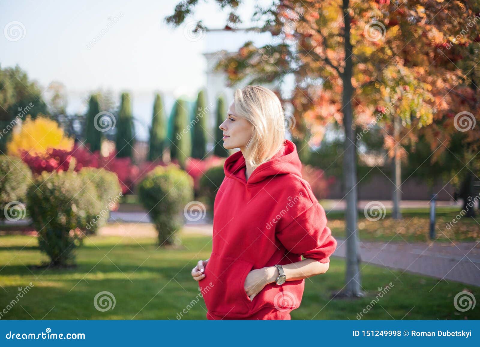 Portret młoda blond kobieta która stoi w parku Chłodzi za