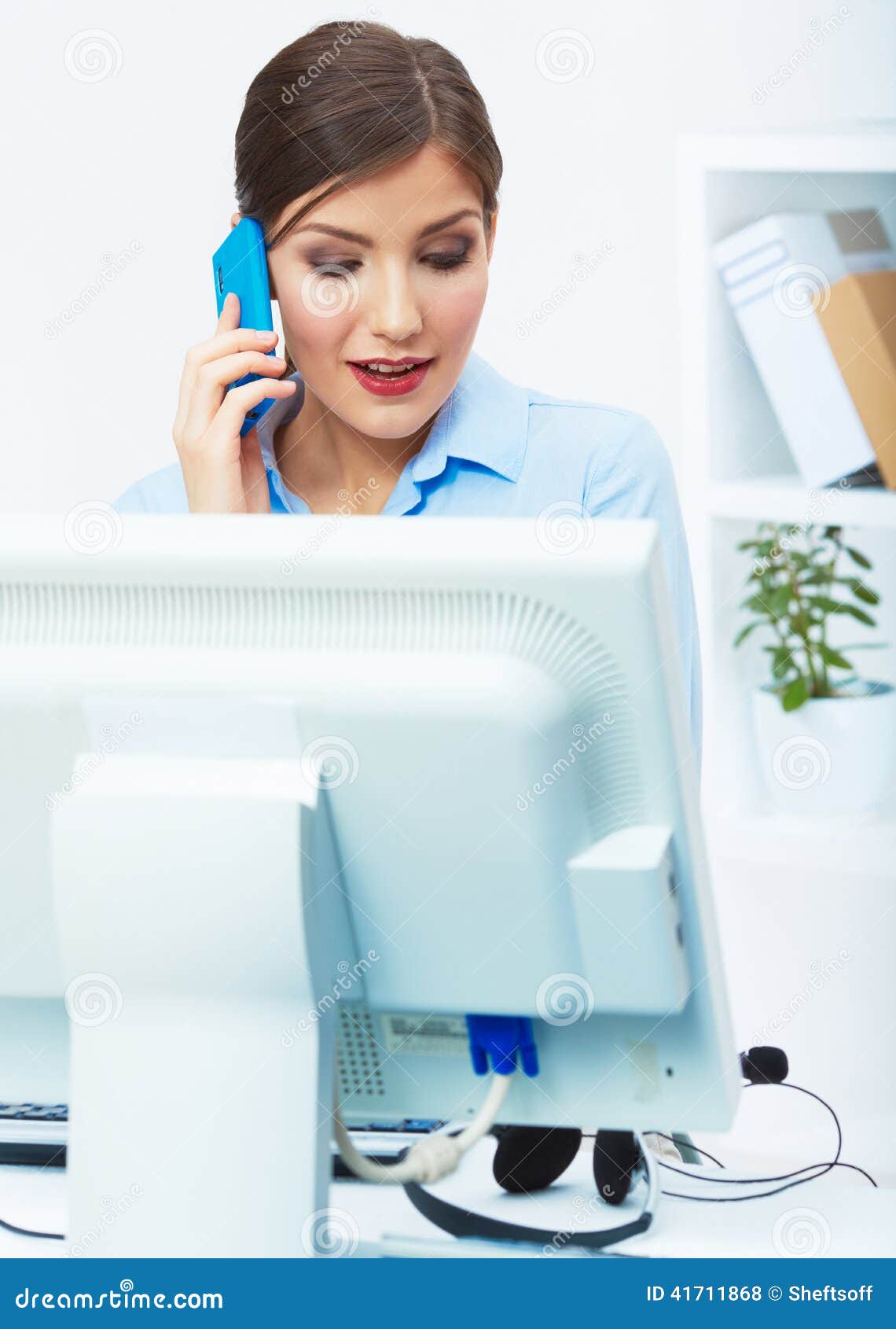 Portret uśmiechnięty biznesowej kobiety centrum telefonicznego operator przy pracą Młody żeński model biznesu