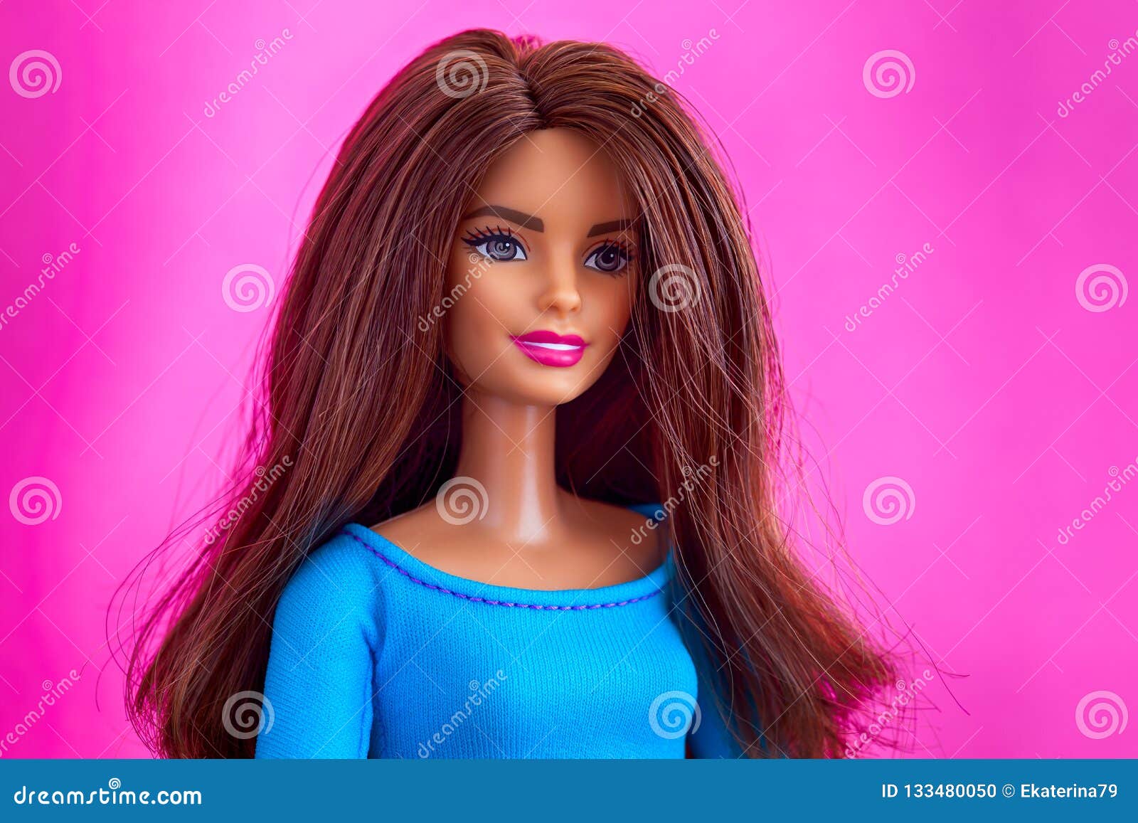 Vijftig Expertise verticaal Portret Van Barbie-pop Met Bruin Haar Tegen Roze Achtergrond Redactionele  Afbeelding - Image of mattel, ogen: 133480050
