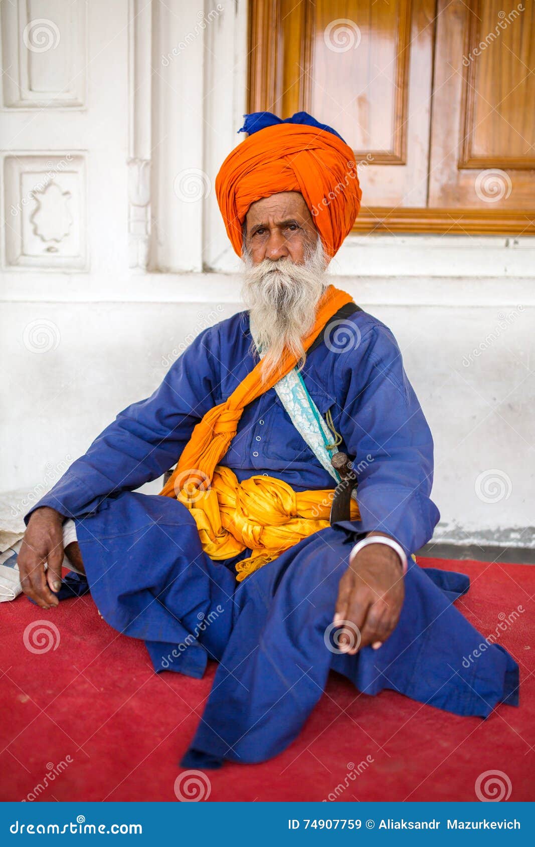 Portret Van De Indische Sikh in Tulband Gouden Tempel in Amritsar Redactionele Stock Afbeelding - Image of punjabi, volwassen: 74907759