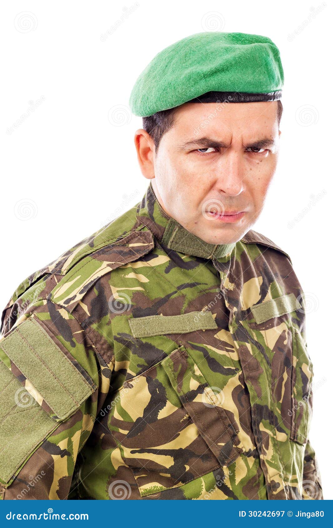 rijm Voorverkoop hypothese Portret Van Een Boze Militair Met Groene Baret Stock Afbeelding - Image of  volwassen, geïsoleerd: 30242697