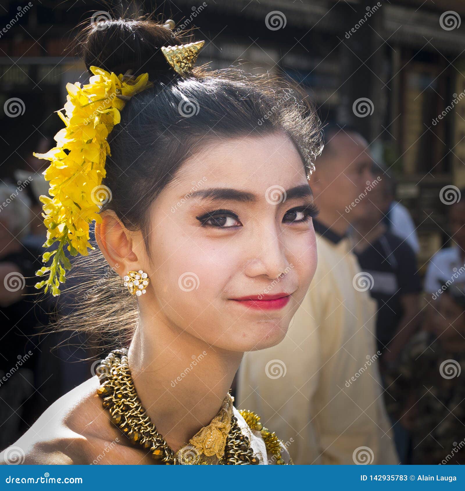 Portret Van Een Jonge Thaise Vrouw Met Bloemen in Het Haar Redactionele ...