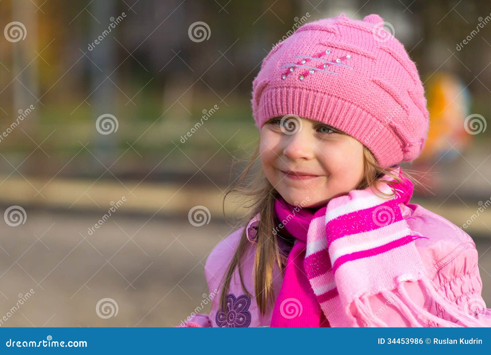 Portret Van Een Klein Meisje in Een Roze Hoed Stock Foto - Image of ...