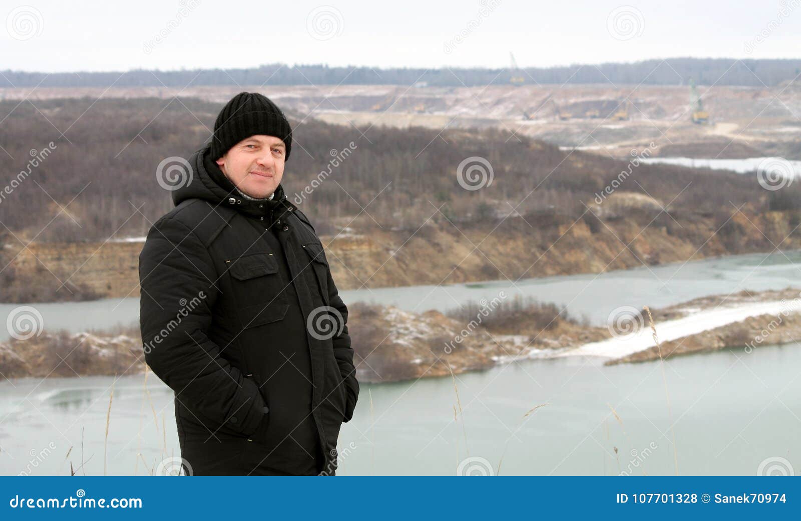 Portret van een mens in een stijging in de winter