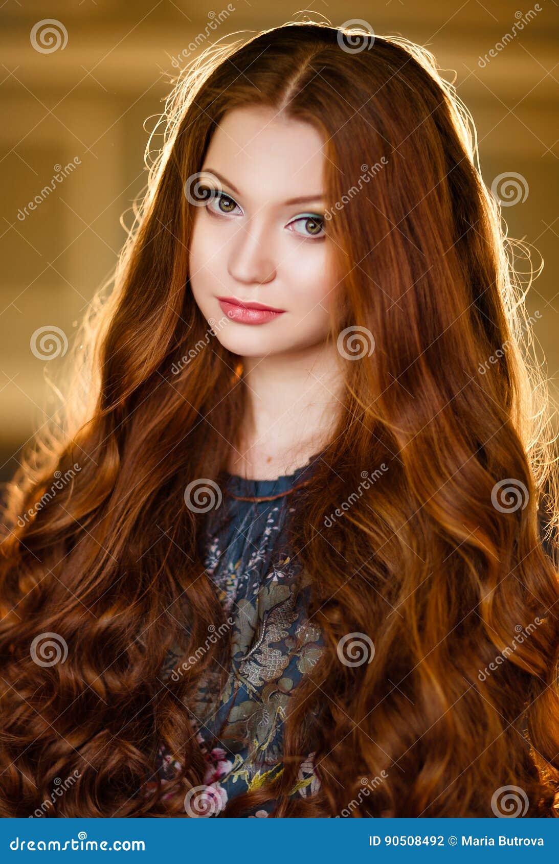 Baars invoeren maak het plat Portret Van Een Mooi Meisje Met Lang Rood Haar in Een Groene Kleding Stock  Foto - Image of leuk, bloem: 90508492