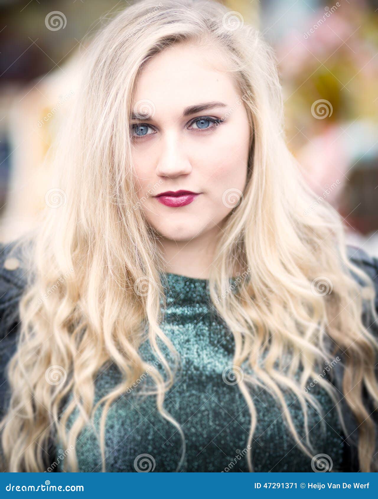 Portret Van Een Mooie Blonde Blauwe Eyed Tiener In Groen Aan Stock Afbeelding Image Of Krullen 