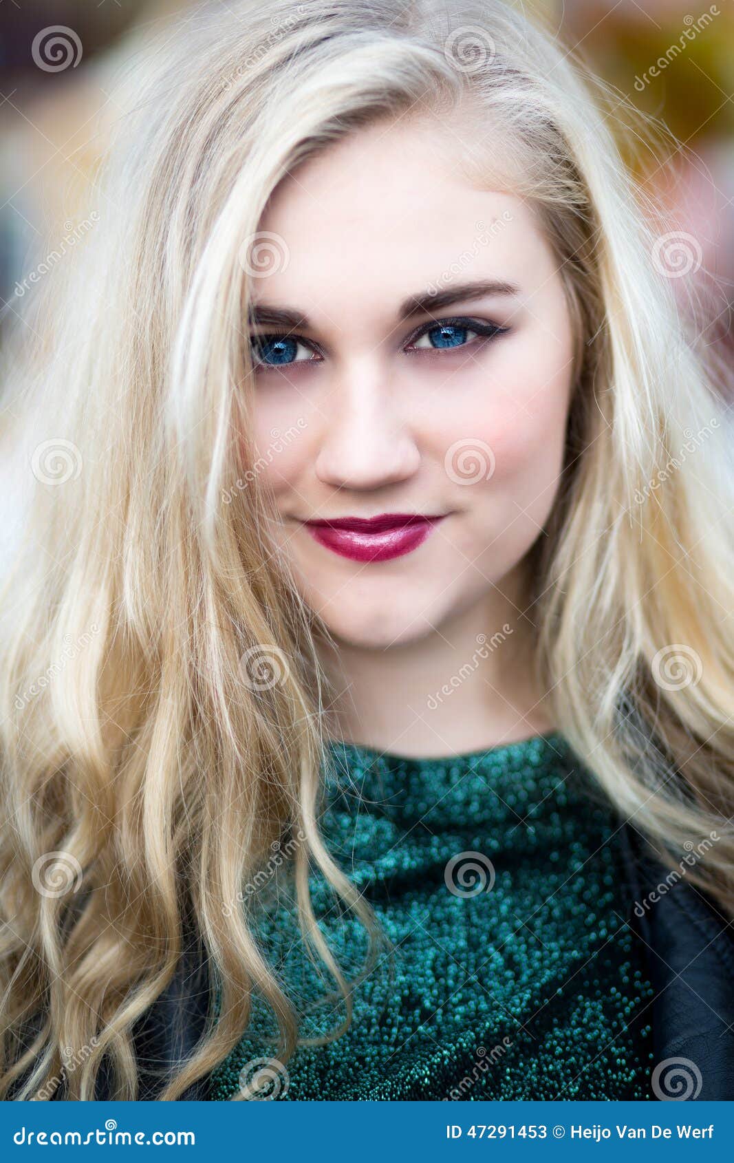 Portret Van Een Mooie Blonde Blauwe Eyed Tiener In Groen Aan Stock Afbeelding Image Of 