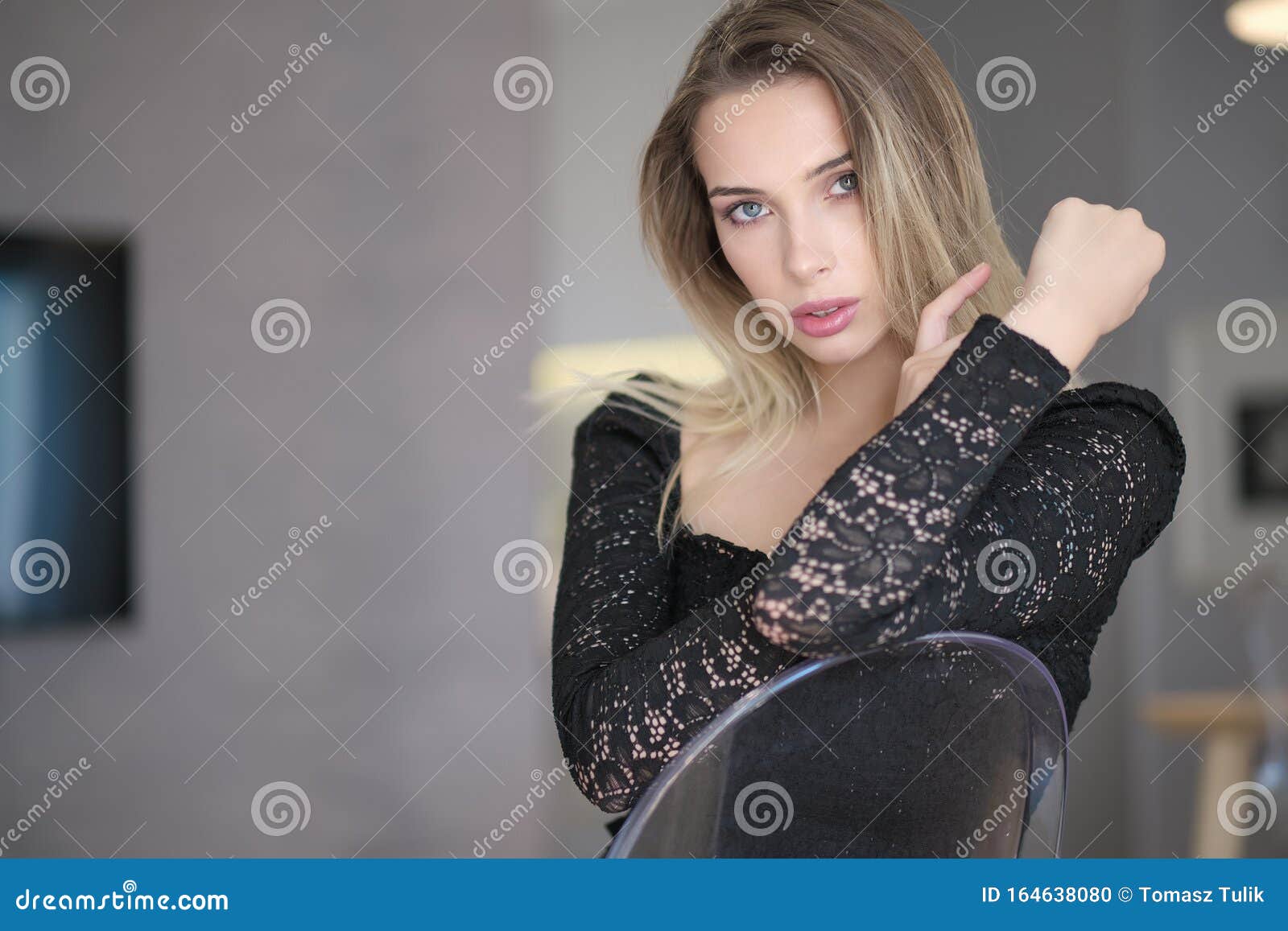 Dominant aanvaarden positie Portret Van Een Mooie 30-jarige Blond Vrouw Stock Foto - Image of geluk,  haar: 164638080