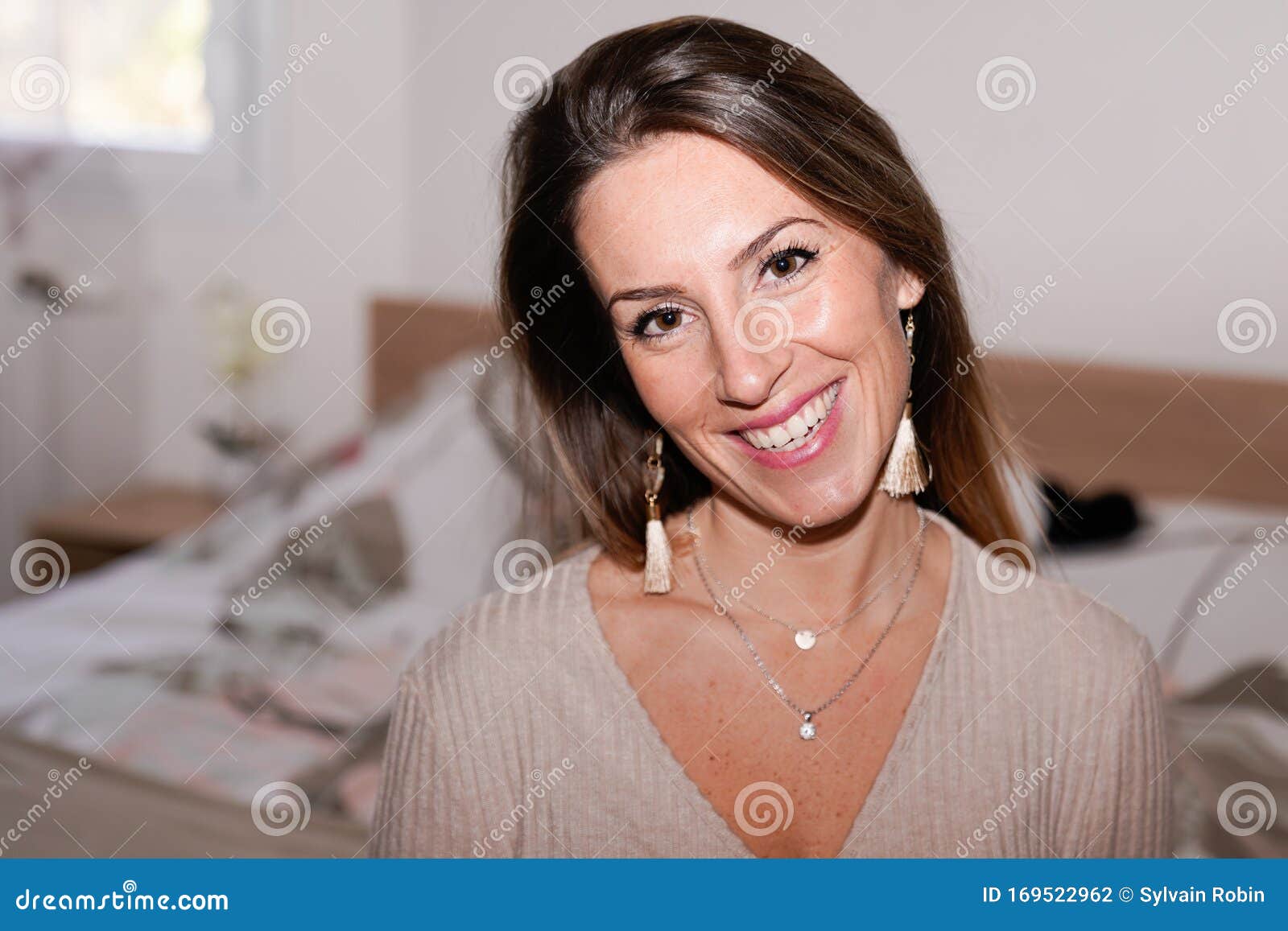 Zelfrespect huurder Mislukking Portret Van Een Mooie 30-jarige Blonde Vrouw in De Slaapkamer Stock Foto -  Image of leuk, jaar: 169522962