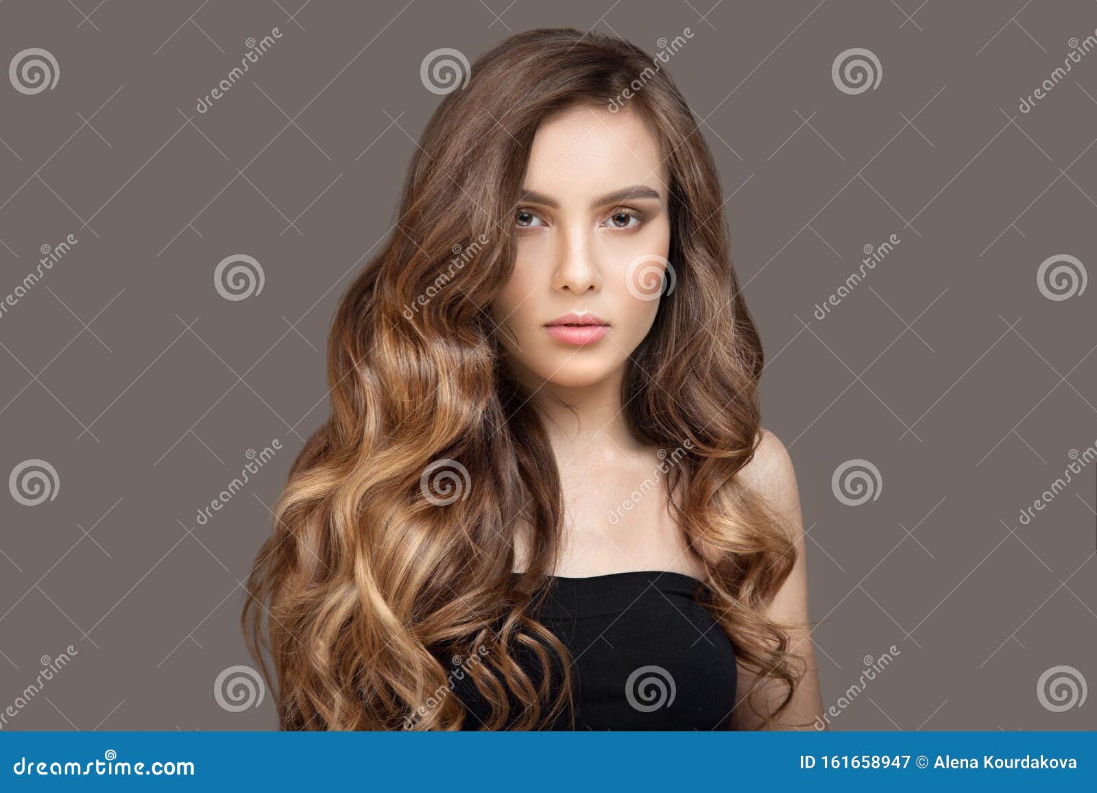 voor Vergoeding zitten Portret Van Een Mooie Jonge Bruine Vrouw Met Lang Golvend Haar Shiny Thick  Hair Stock Afbeelding - Image of zorg, manier: 161658947