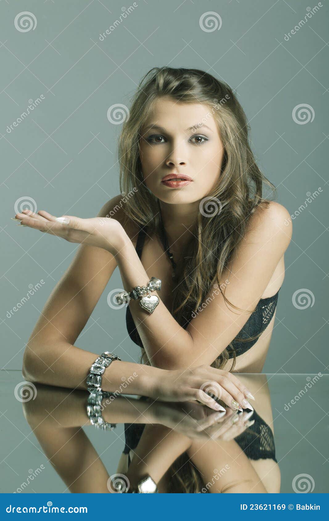 Portret van een mooie vrouw met juwelen en avondsamenstelling