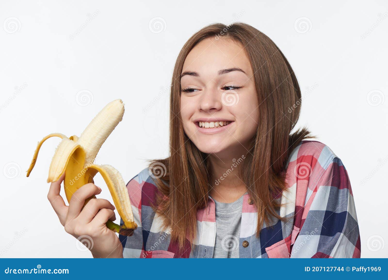 Portret Van Een Tienermeisje Met Een Halve Schaal Bananen Stock Foto Image Of Gepeld Vreugde