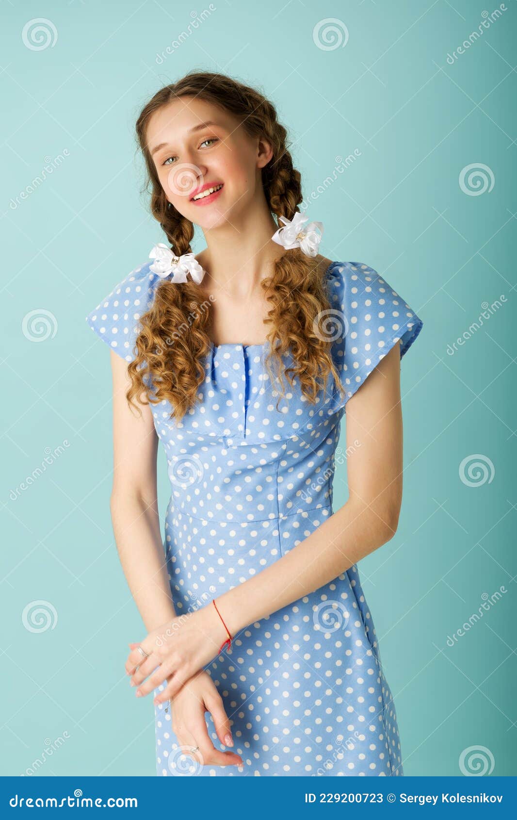 statistieken zuiden steen Portret Van Een Vrolijk Meisje in Een Lichtblauwe Jurk Stock Afbeelding -  Image of mensen, gelukkig: 229200723