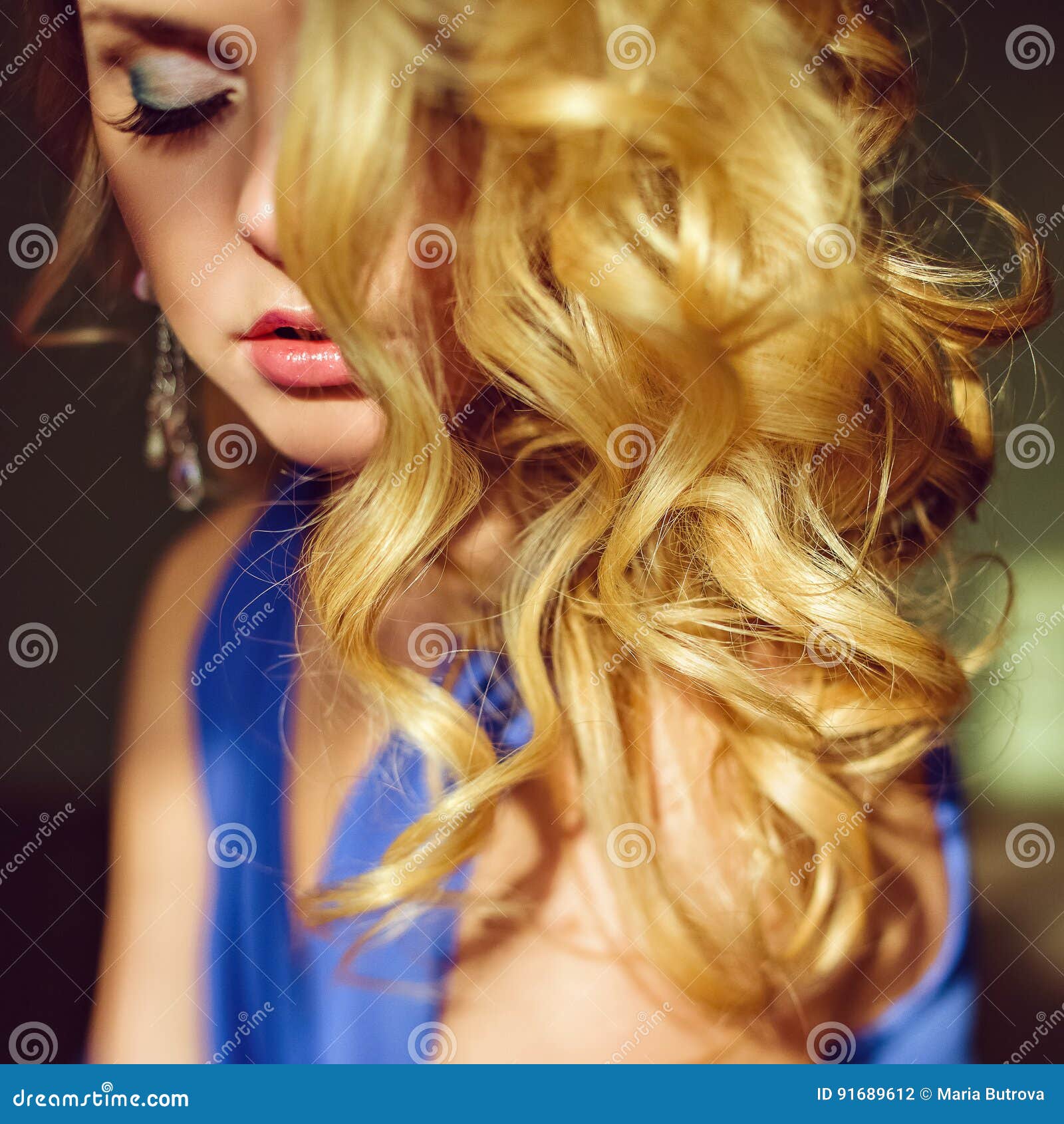 Portret Van Een Zeer Aantrekkelijk Sensueel Blauw Eyed Blonde Met Hai Stock Foto Image Of 