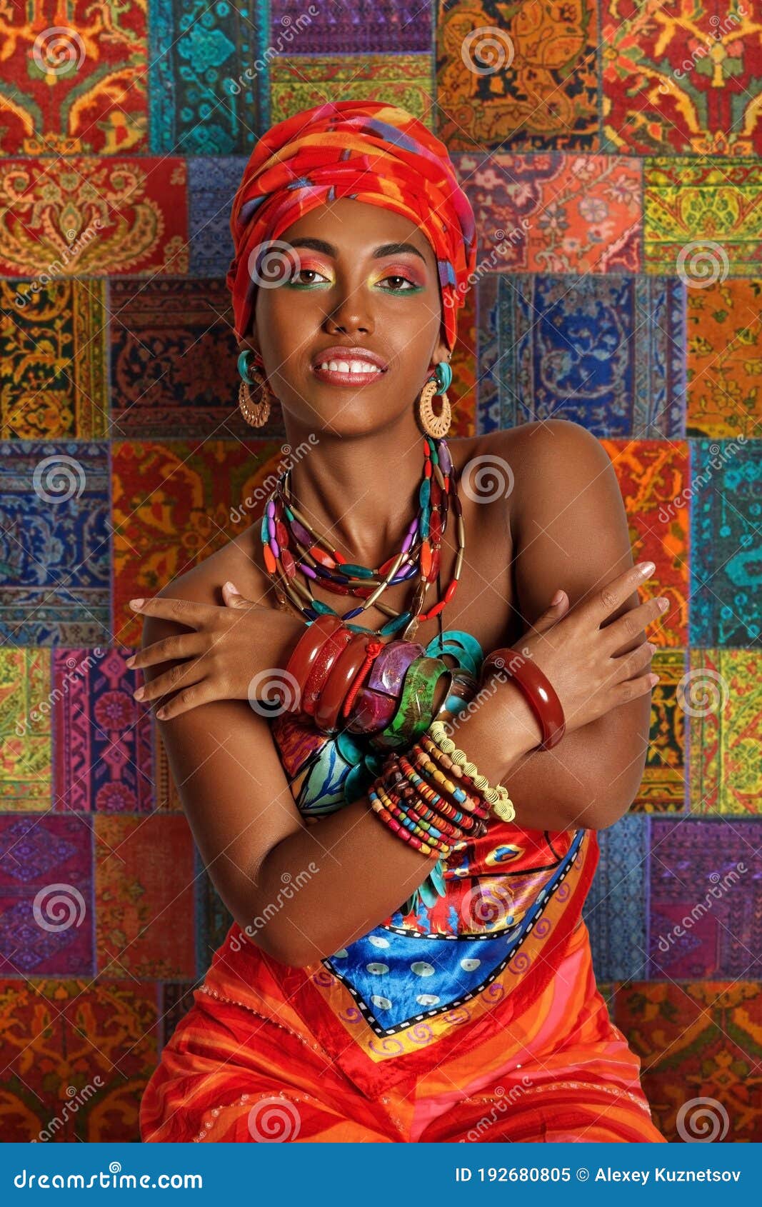 getuige Schrijf op apotheek Portret Van Een Zwarte Vrouw Tegen De Achtergrond Van Een Traditioneel Afrikaans  Tapijt Stock Afbeelding - Image of dame, gezicht: 192680805