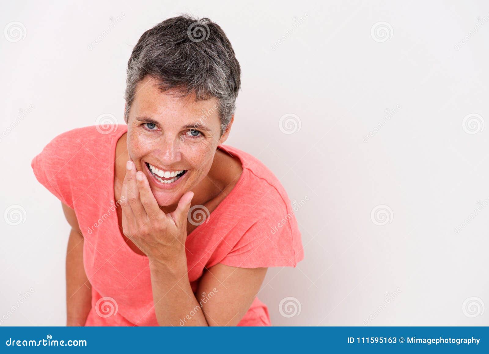 Horizontaal portret van het oudere vrouw lachen tegen witte achtergrond