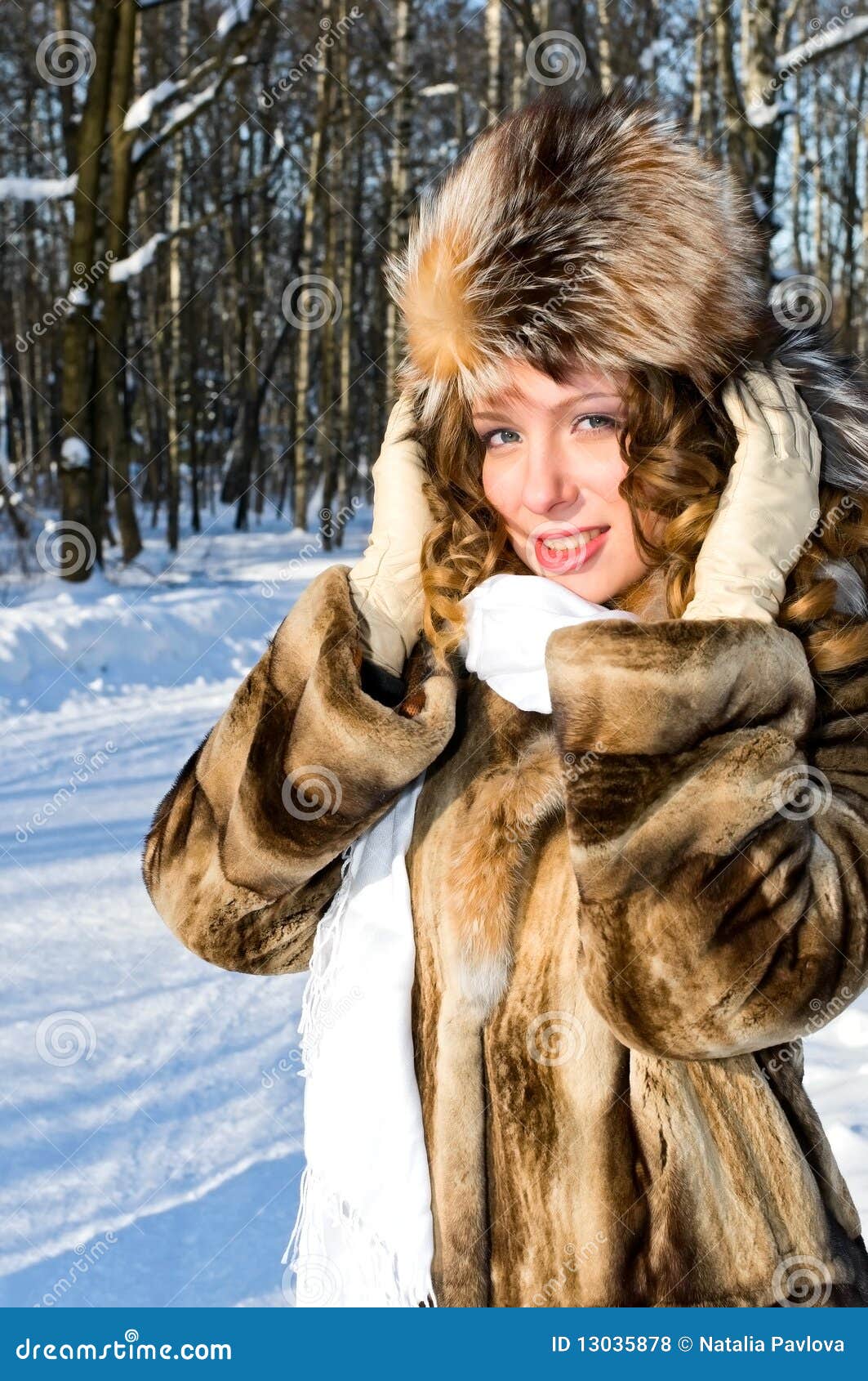 Portret Van Jonge Vrouw in De Winterbos Stock Foto - Image of uitziend ...