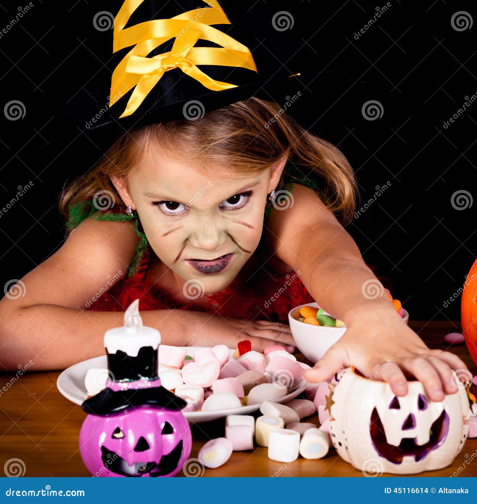 Portret van meisje in kostuumheks op Halloween-partij