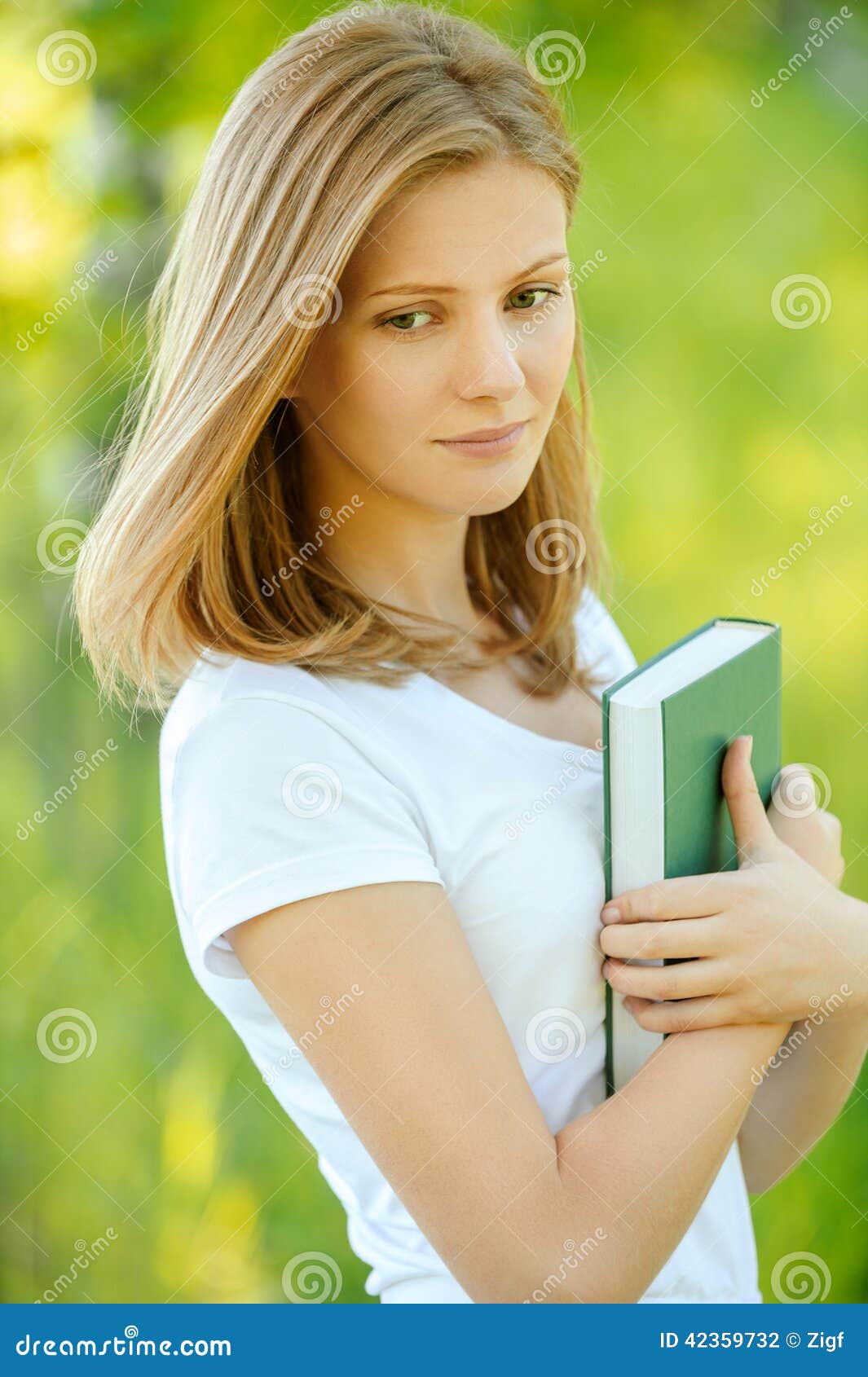 Student blonde. Задумчивая девушка. Задумчивая девушка с книгой сидит. Девушка Сток 400 x 500. Holding Chest girls.