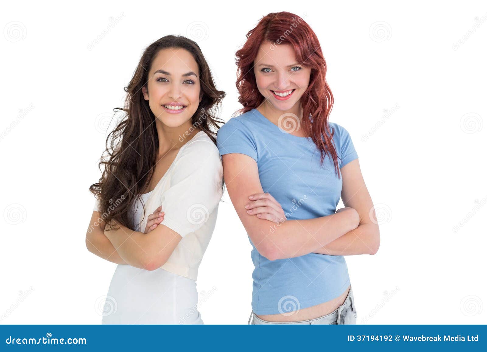 Привела подругу с разговорами. Две женщины стоят улыбаются. Женщины подруги на белом фоне. Две девушки скрестив руки. Подружки стоят рядом.