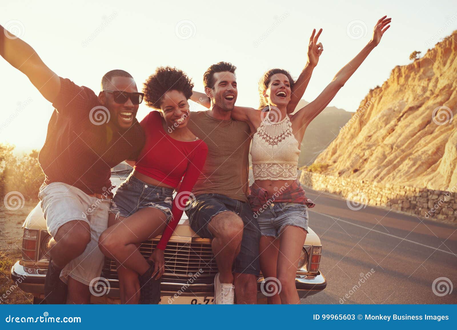 Portret van Vrienden die zich naast Klassieke Auto bevinden