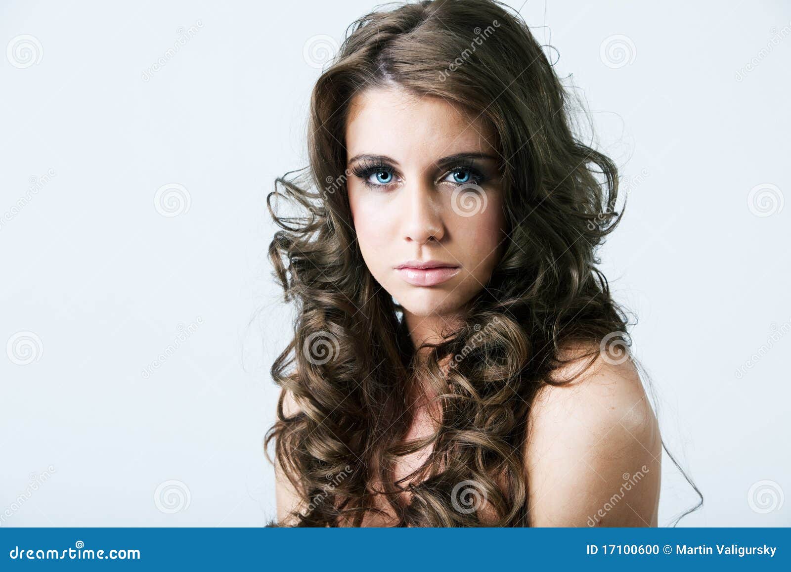 Portret Van Vrouw Met Blauwe Ogen En Lang Haar Stock Foto 