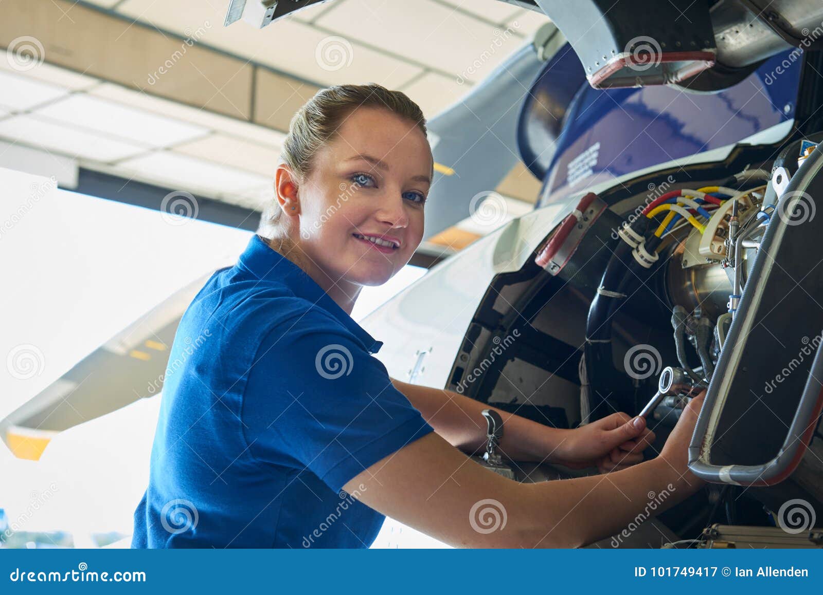 Portret Van Vrouwelijke Aero-Ingenieur Working on Helicopter in Hangaar ...