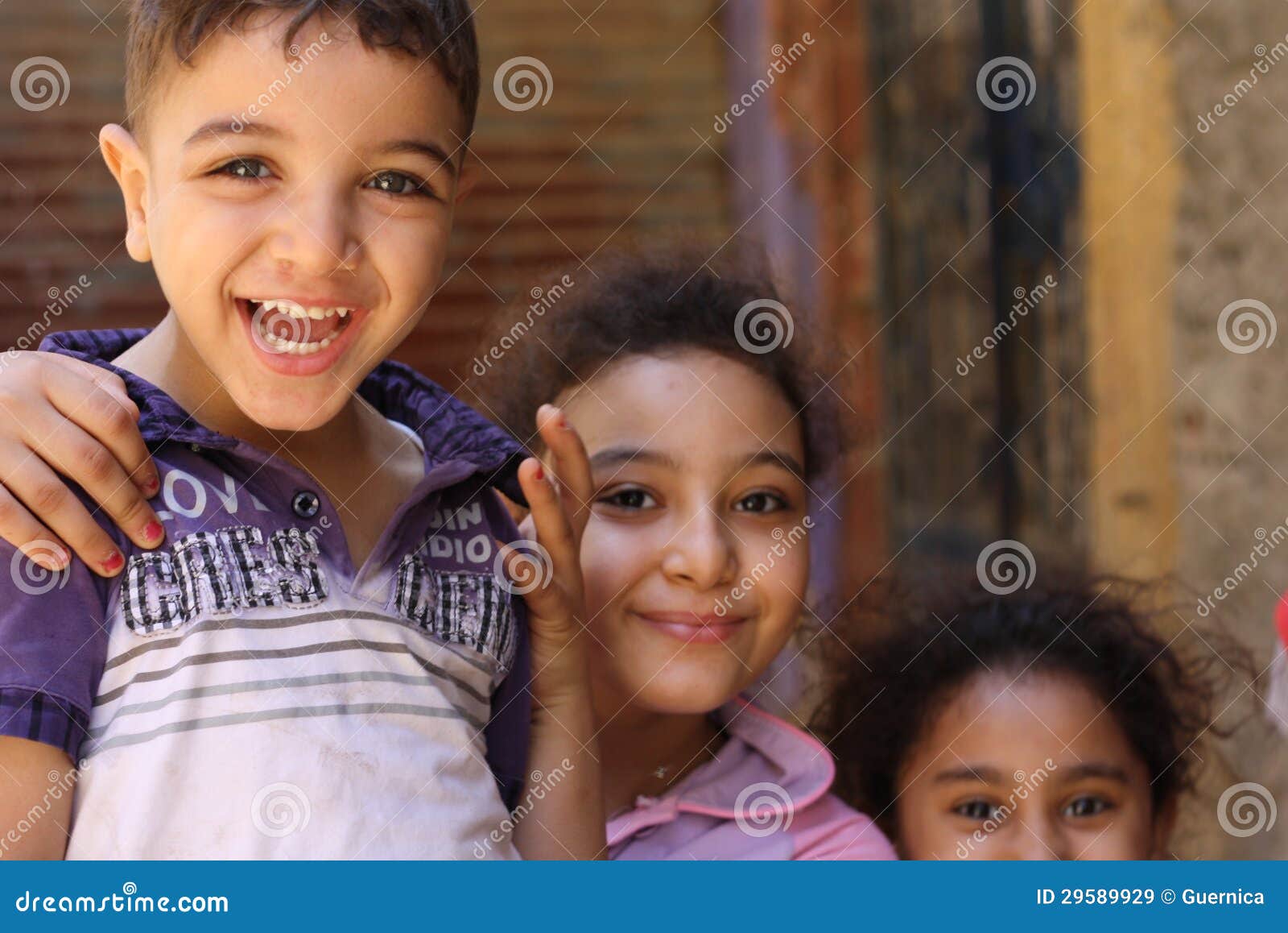 Porträt der glücklichen spielenden und lachenden Kinder, Straßenhintergrund in Giseh, Ägypten. Porträt der glücklichen Kinder, die, Straßenhintergrund in Giseh, Ägypten, Straßenhintergrund in Giseh, die glücklichen Kinder spielen in der Straße in Kairo, Ägypten spielen und lachen, scherzt spielend, ägyptische Gesichter