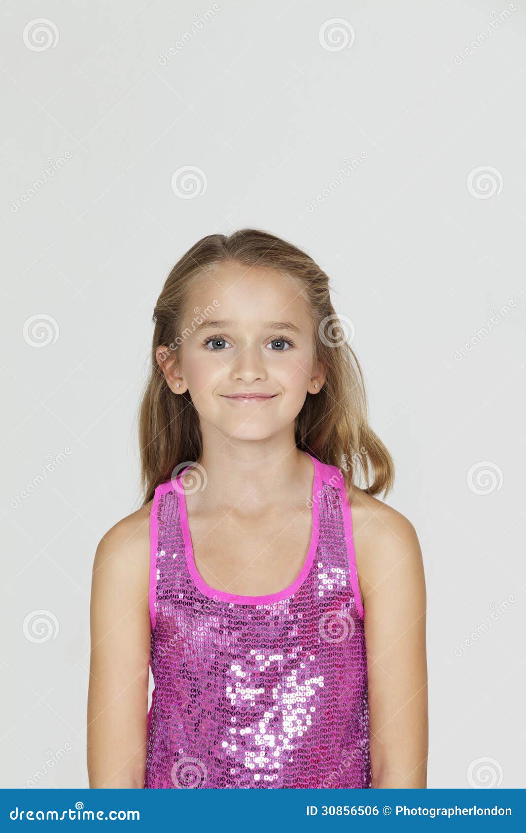 Porträt Des Jungen Mädchens Lächelnd Gegen Grauen Hintergrund Stockfoto Bild Von Gering