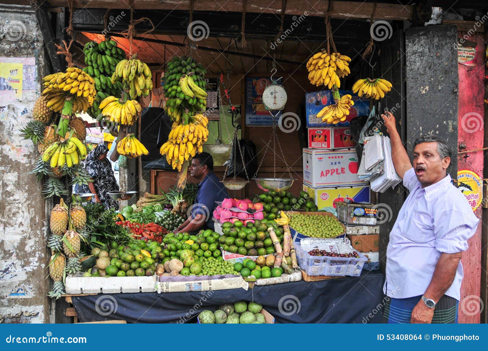 HIKKADUWA, SRI LANKA - 23. FEBRUAR 2015 Porträt des älteren Marktverkäufers, der seins Erzeugnis verkauft Der Sonntags-Markt ist große Weise, Hikkaduwas lokales Leben zu sehen