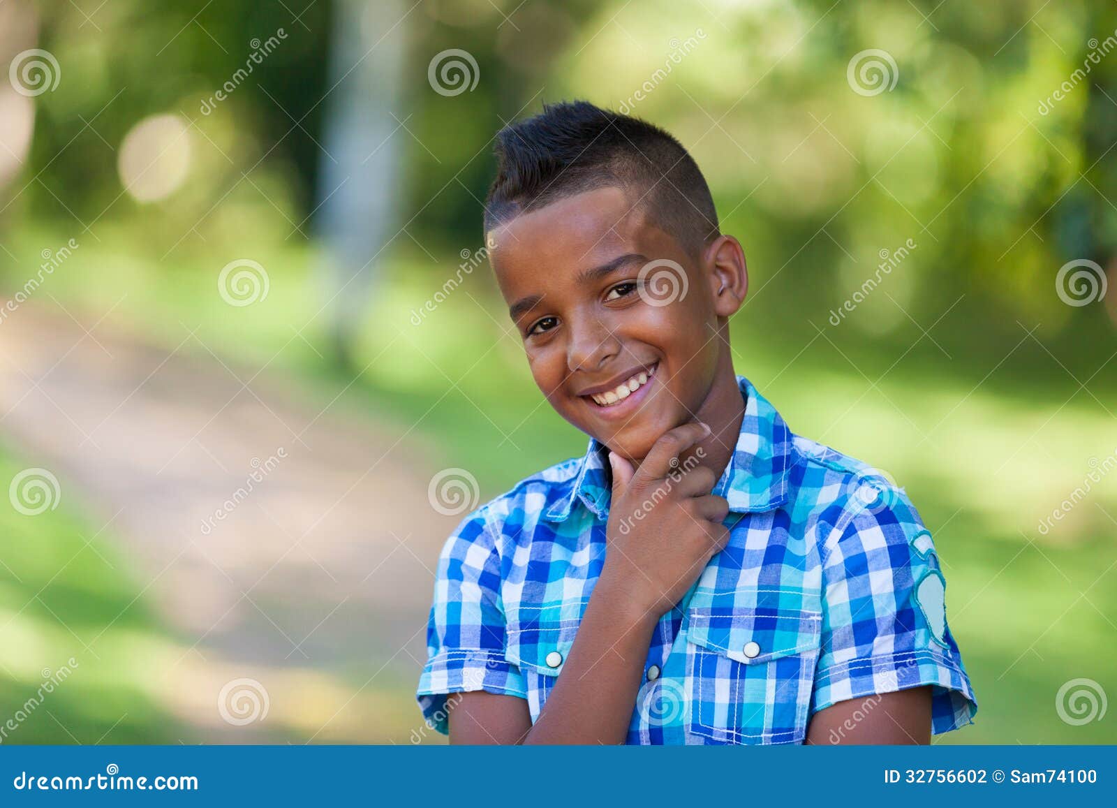 Porträt im Freien eines netten jugendlichen schwarzen Jungen - afrikanische Leute. Porträt im Freien netten jugendlichen schwarzen Junge Afrikanerleute