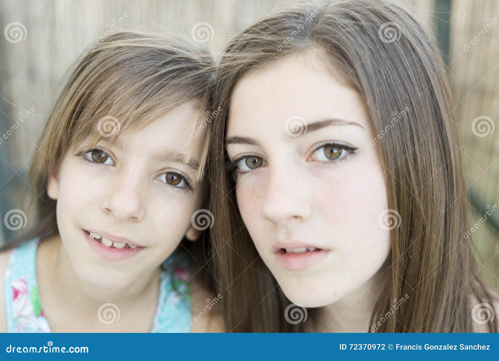 Porträt von zwei Schwestern draußen mit natürlichem Licht