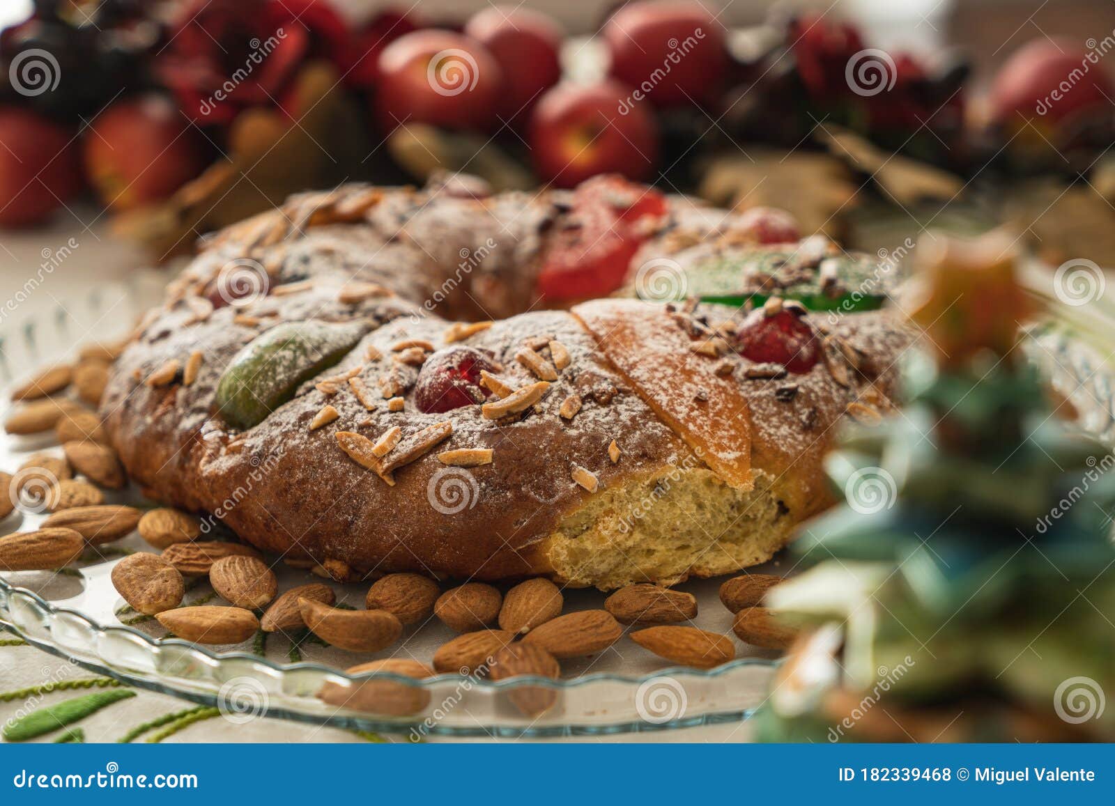 Portugais Traditionnel De Gâteau Du Roi De Bolo Rei Photo stock